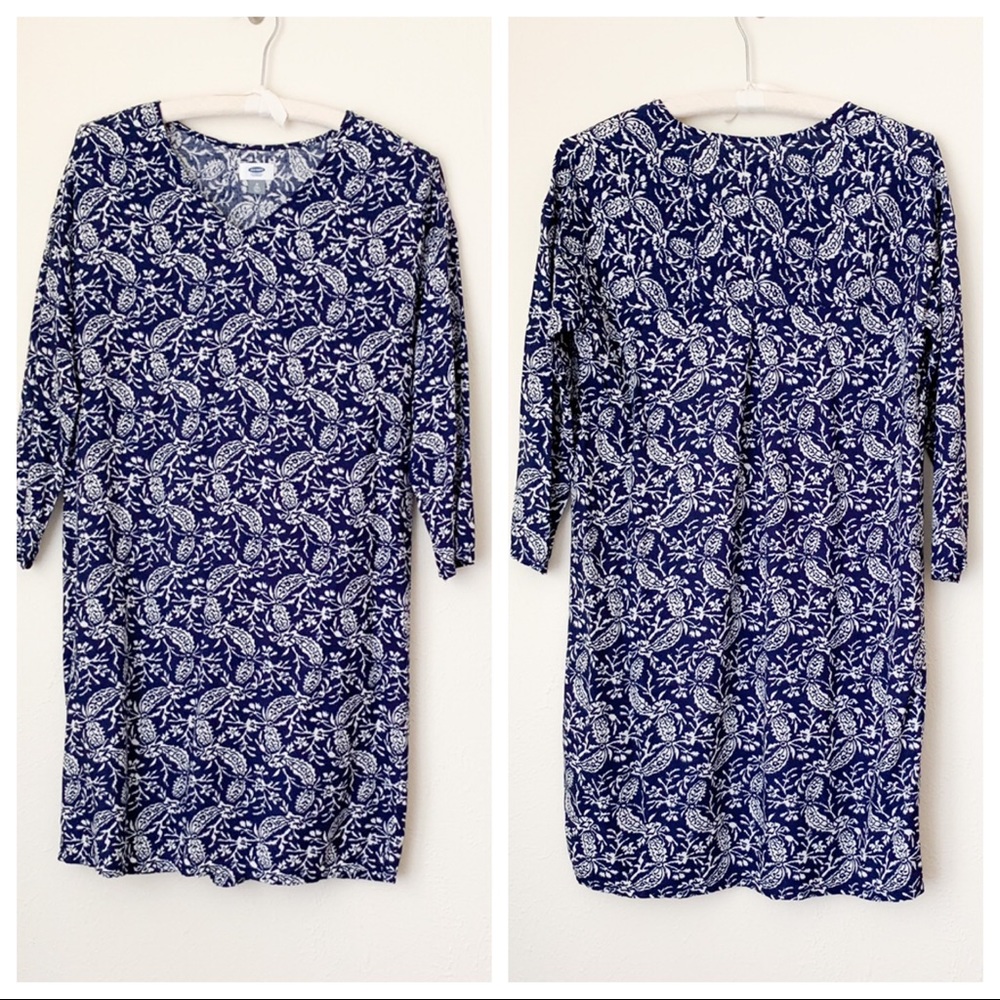 EUC Old Navy navy/white batik floral dress